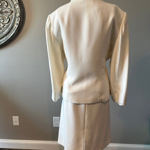 TAHARI CREAM 2PC SKIRT SUIT - Picture 6 of 8